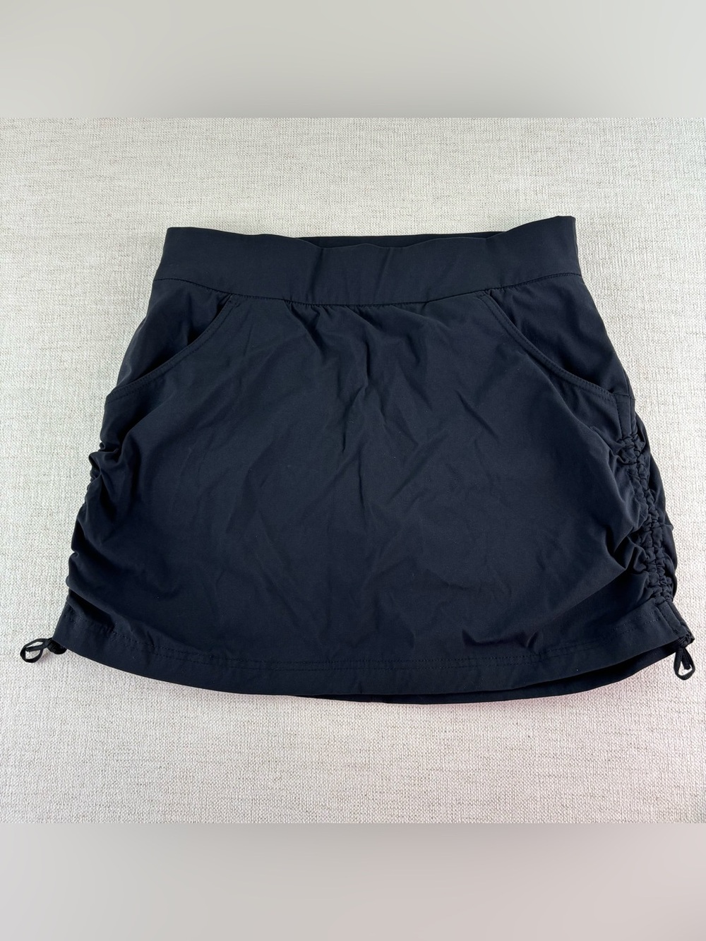 Columbia women’s size S side ruched athletic skirt skort in black pockets